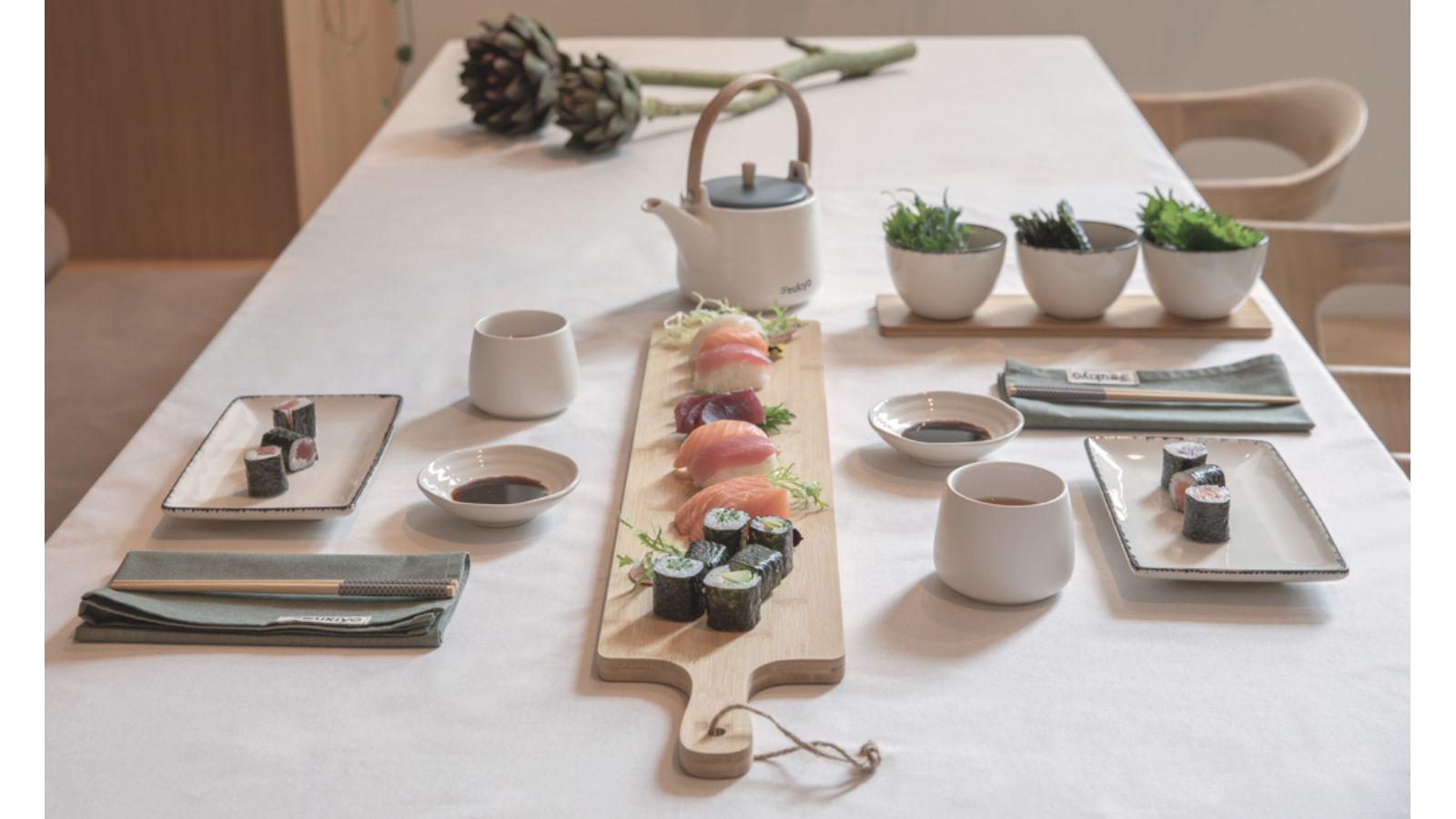 <p>(Centre) Large bamboo tray and Ukiyo teapot, Xindao's tableware</p>
