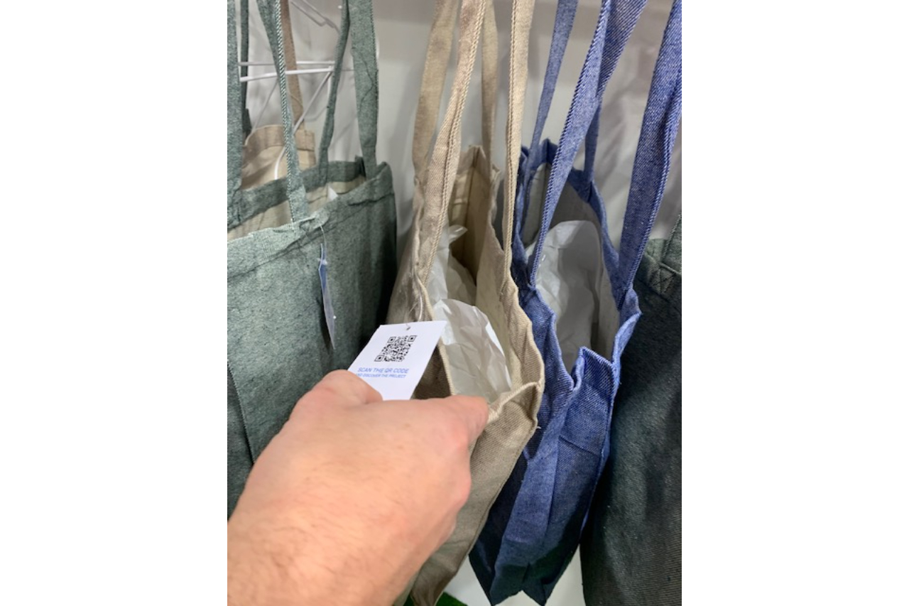 <p>Sipec's Handle line consists of shopping bags, pouches and aprons made of recycled cotton that bear a QR code through which it is possible to discover the projects through which the items in the line contribute to offsetting carbon emissions</p>
