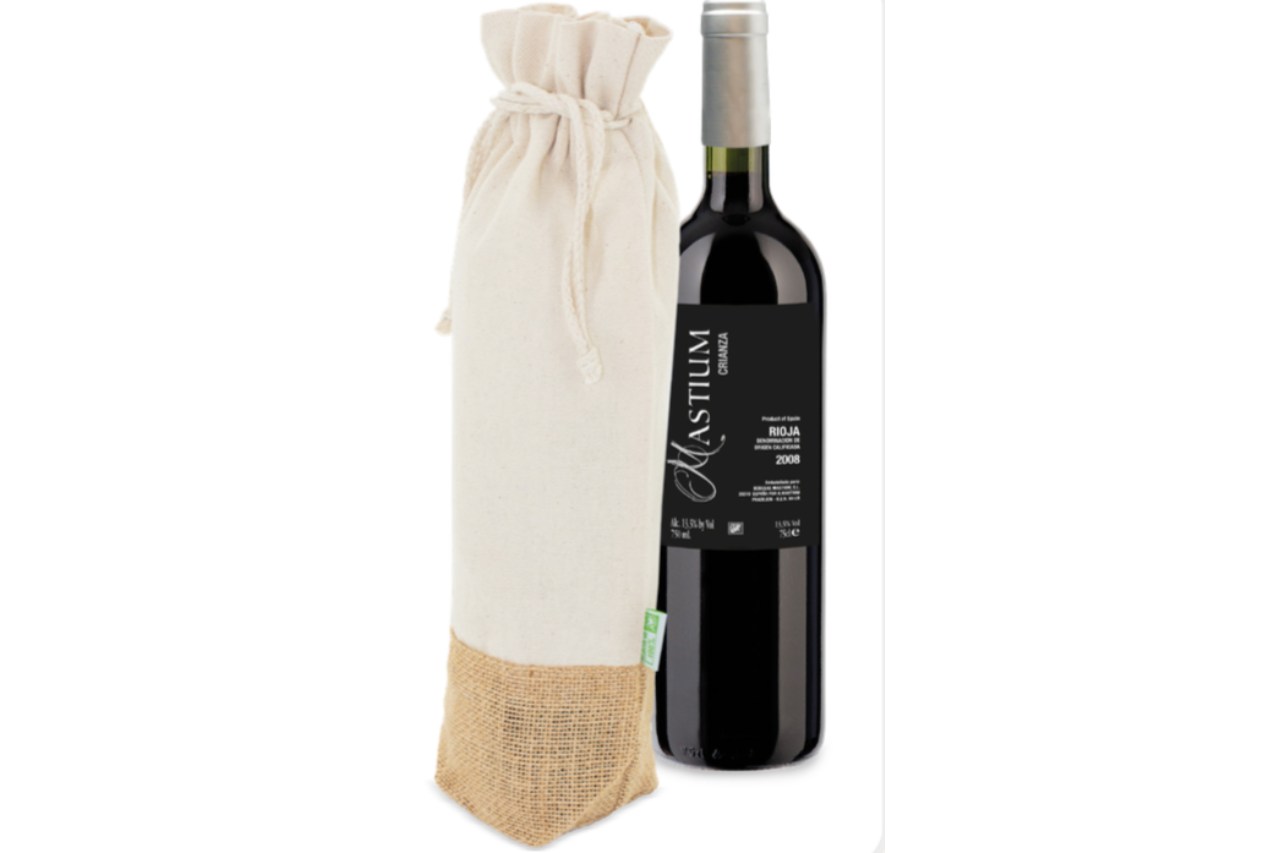 <p>Cifra designed the Vila bottle bag in natural cotton and jute</p>
