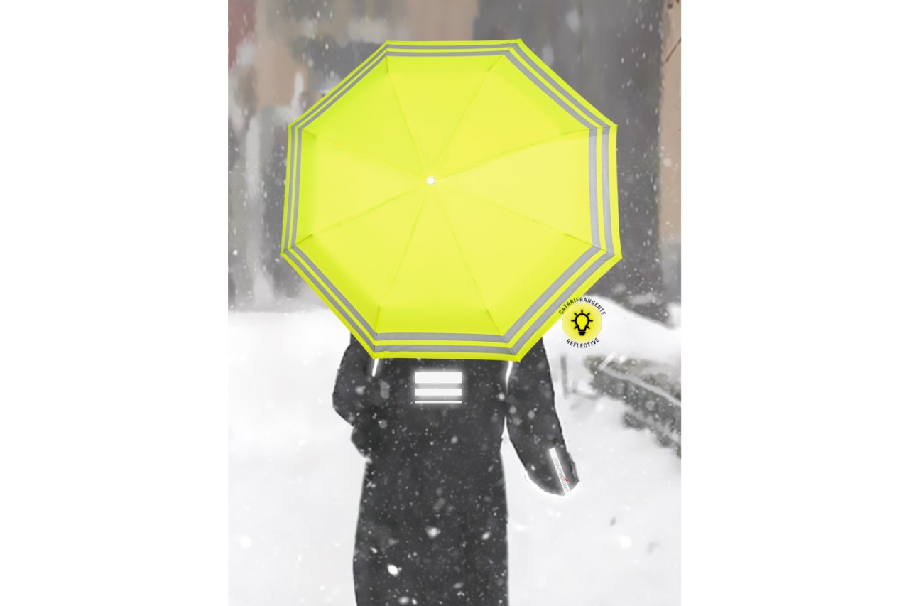 <p>L’ombrello “Safety” di Perletti, con doppia banda catarifrangente e sistema antivento, è ideale per proteggere in situazioni di scarsa visibilità</p>

