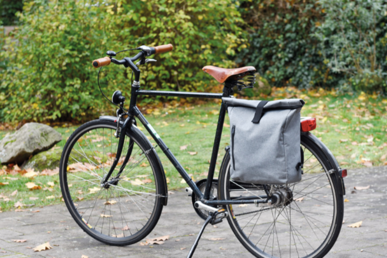 <p>For those who prefer travelling by environmentally friendly means, Inspirion offers a backpack that can store a tablet or a laptop, which can be attached to the bicycle</p>
