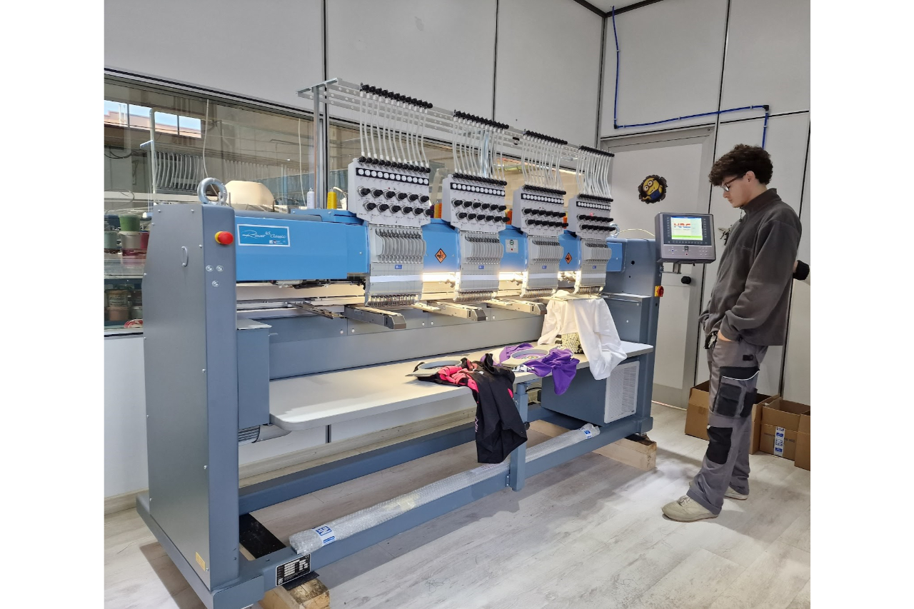 <p>Zsk Racer Classic: Lv Decors' new embroidery production line opens </p>