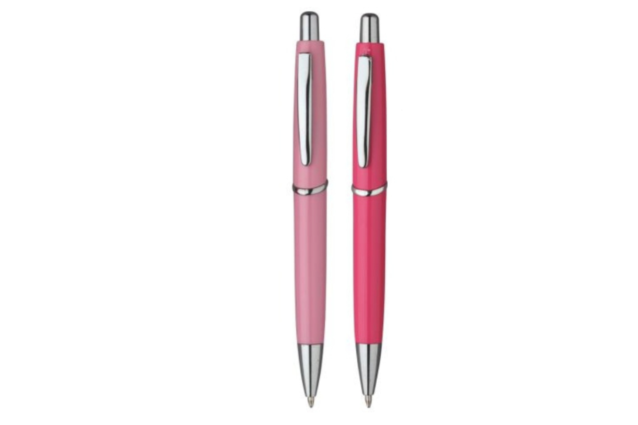 <p>Due sfumature di rosa per le penne a sfera di Punto Stampa, in plastica con clip in metallo, customizzabili con stampa Uv diretta</p>
