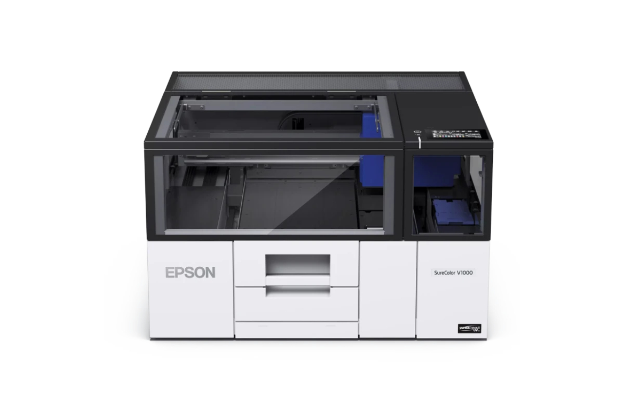 <p>Epson Surecolor V1000: con il suo piano di 20x30 cm è la più piccola stampante con a bordo la tecnologia Uv, in grado di personalizzare magneti, penne, accendini e plexiglas. Gi-An la porterà a PTE 2025</p>