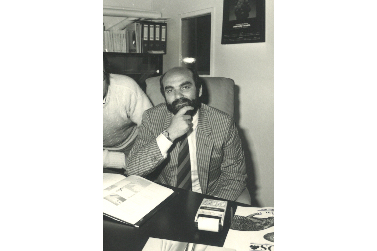 <p>Guido De Bartolo, fondatore nel 1979 di Pubblicità & Stampa, oggi ancora presente in azienda </p>
<p>alle spalle dei figli Beppe, Francesco e della compagna di una vita, Maria Di Nuzzo</p>