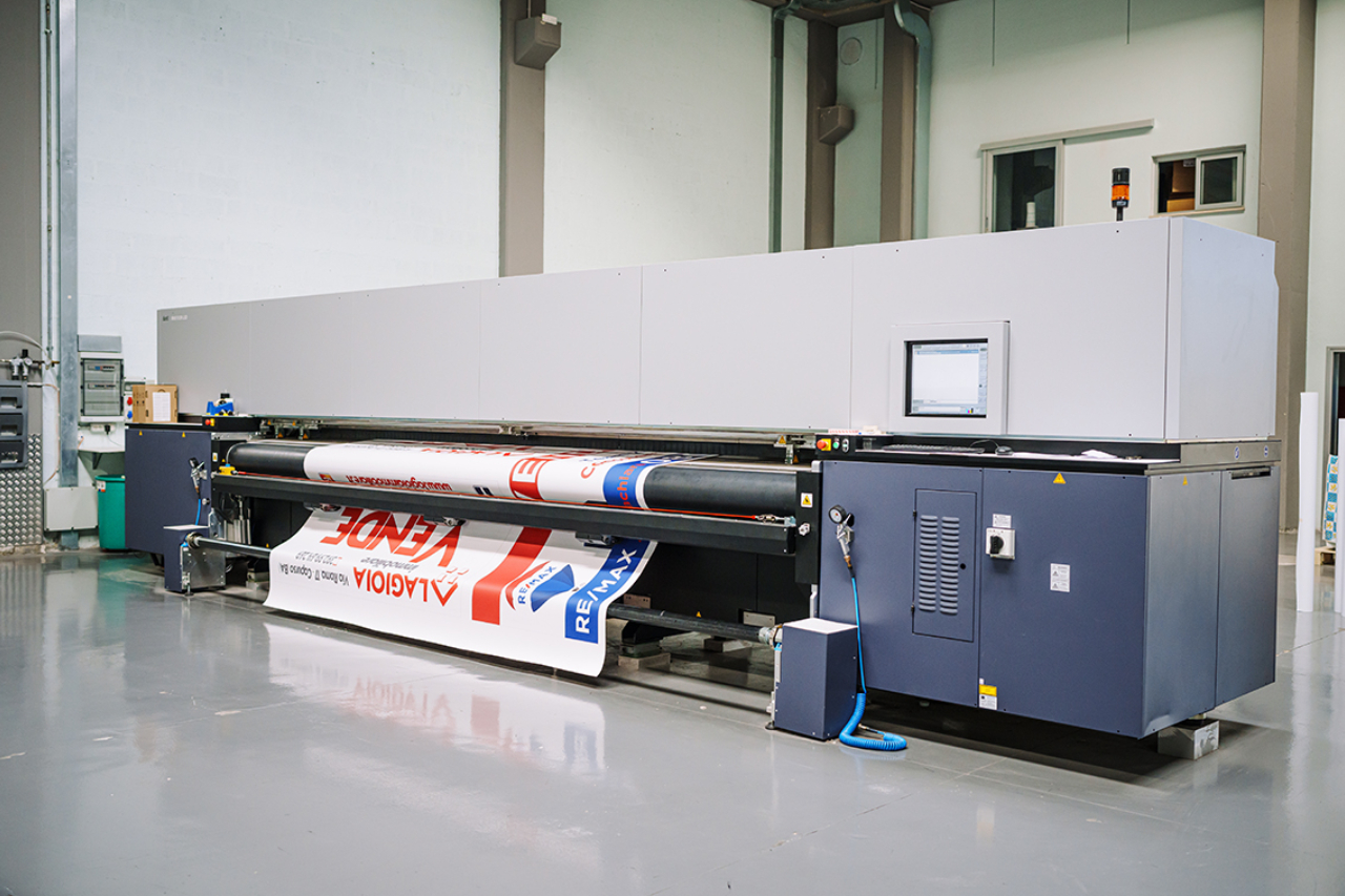 <p>Macchina roll to roll Durst 512R Led,</p>
<p> con possibilità di stampa fino a 5 metri di larghezza massima</p>
