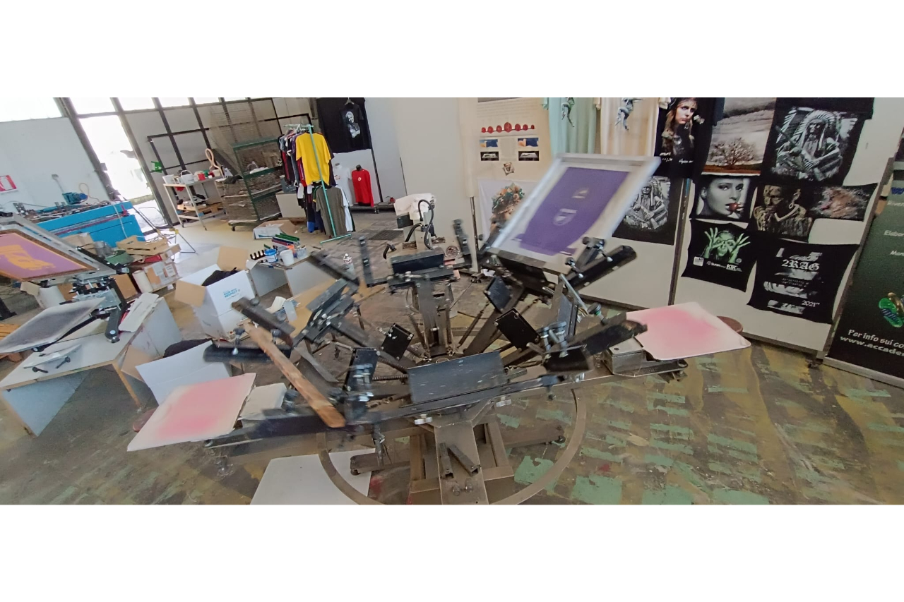 <p>Better than at a theme park: the first manual screen printing carousel owned by Barzaghi, exhibited at his Academy </p>