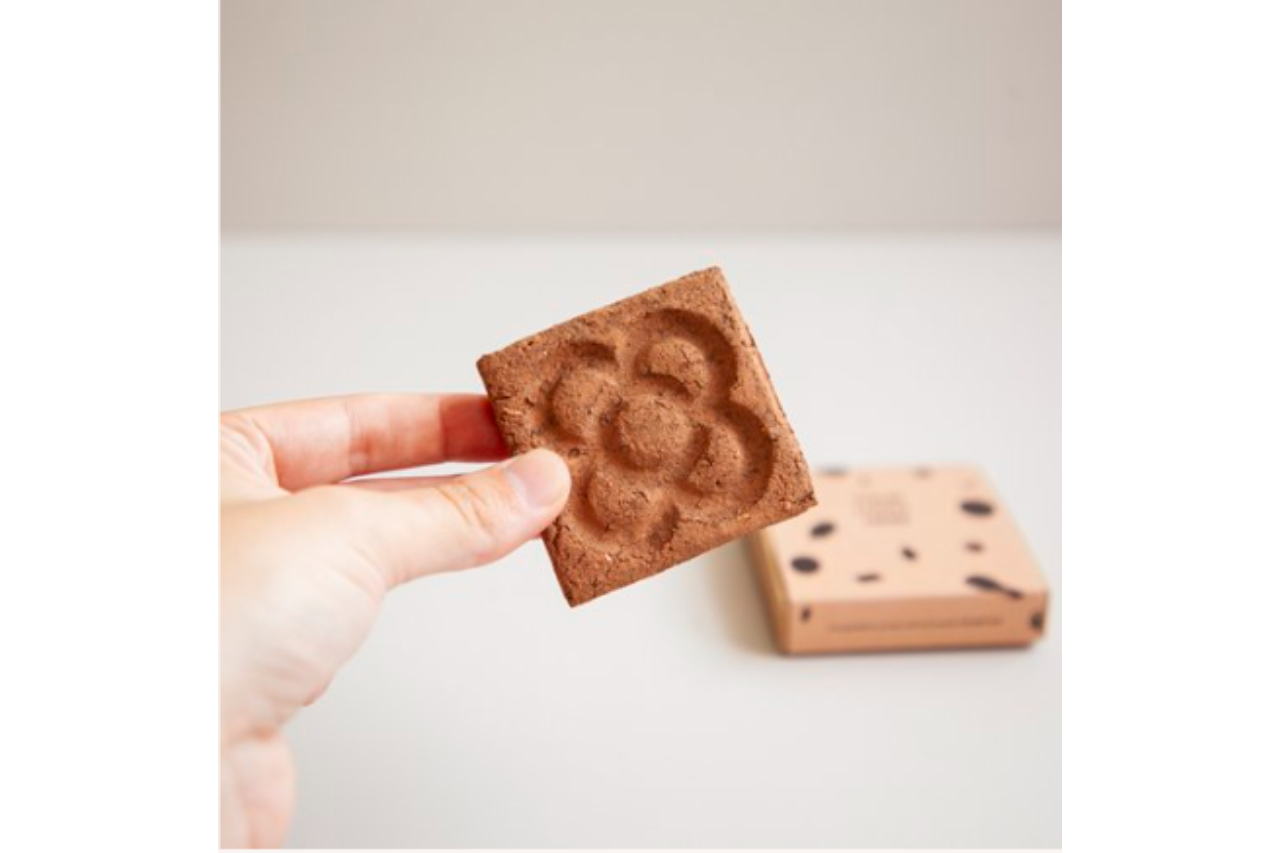 <p>The “cookies” made by Bridepalla and presented by Promotred aren’t made for eating but to be planted so that the seeds inside germinate. </p>
<p>In addition to the packaging, the shape and printing of the cookies can be customised</p>
