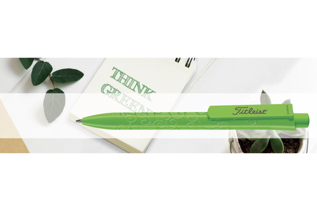 <p>La e-Progress XL Recycled di Erga consente la personalizzazione in rilievo lucido sul corpo </p>
<p>(1 colore addizionale in serigrafia sul corpo e 1 colore addizionale in serigrafia sulla clip)</p>