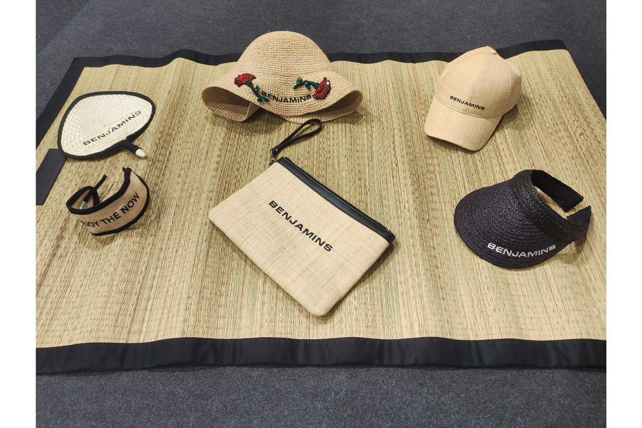 <p>Benjamins prepared a stand with a beach kit, </p>
<p>with mat, hat, sun visor, clutch bag and fan, all made of raffia</p>
