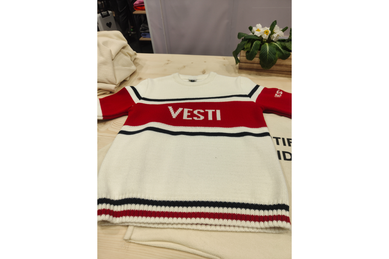 <p>A jacquard jumper by Vesti.</p>
<p>InnovativeWear makes them starting from 100 items</p>
