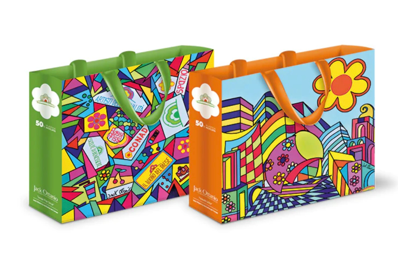 <p>Le shopping bag al 50% in plastica riciclata, realizzate da Conad in collaborazione con il “metropolitan pop artist” Jack Ottanio </p>
