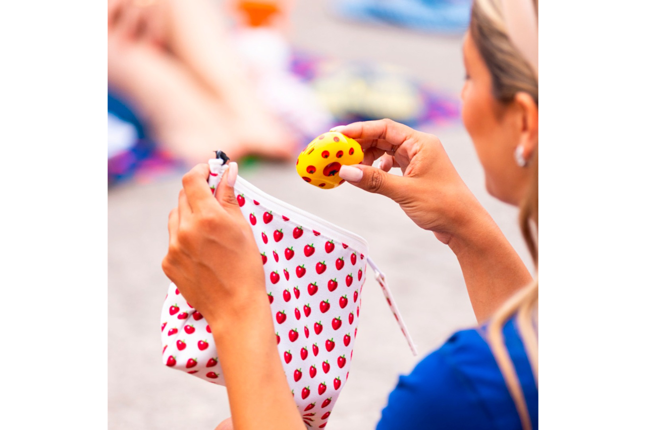 <p>Dagli oggetti di cancelleria all’abbigliamento, la collezione Esselove ha come denominatore comune il pomodoro, la “esse lunga” e la fragola che da oltre 60 anni accompagnano la storia di quest’insegna</p>