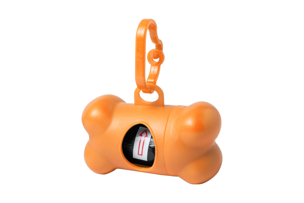 <p>Pobba, distributore di sacchetti per deiezioni canine. Realizzato in plastica e munito di moschettone, viene fornito insieme a 15 sacchetti biodegradabili. Dal sito di Anda Present</p>