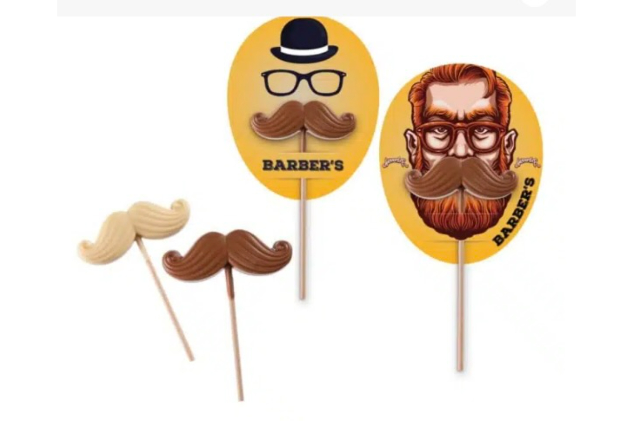 <p>The lollipop with a mustache: "Mustache," available in about ten different chocolates, depending on the ingredients (caramel, honey...) and cocoa percentages. The stick is made of FSC-certified wood. From the Slodkie catalog.</p>