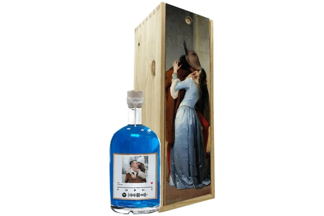 <p>A sample of the customization possibilities offered by Bottle Up, which, to celebrate Valentine's Day or a similar anniversary, proposes this bottle of Blue Dry Gin accompanied by "kiss-themed" packaging by Hayez.</p>