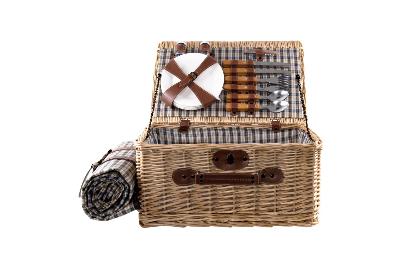 <p>"Platino," a picnic basket complete with cutlery and plates for four people, as well as napkins, a corkscrew with a bottle opener, a salt shaker, and a pepper shaker. A proposal from Get Impressed.</p>