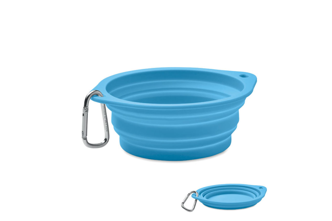 <p>Dalle tre alle due dimensioni (o quasi): la ciotola Kolapdier in silicone è realizzata in modo tale da poter essere schiacciata per comodità di trasporto. Munita di moschettone, può di nuovo espandersi al suo massimo volume al momento dell’uso. Un’offerta Solo Midocean</p>