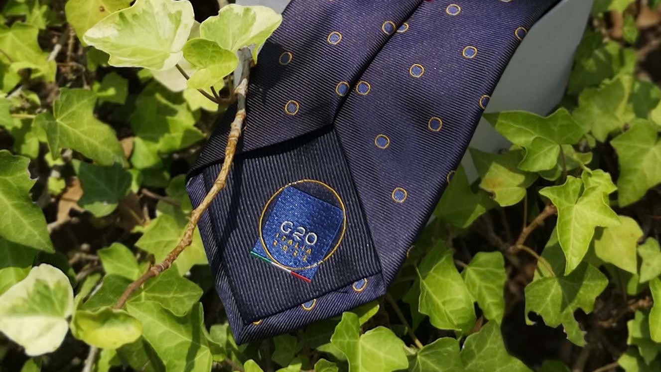 <p>La cravatta realizzata per il G20 da Tessitura Attilio Bottinelli</p>
