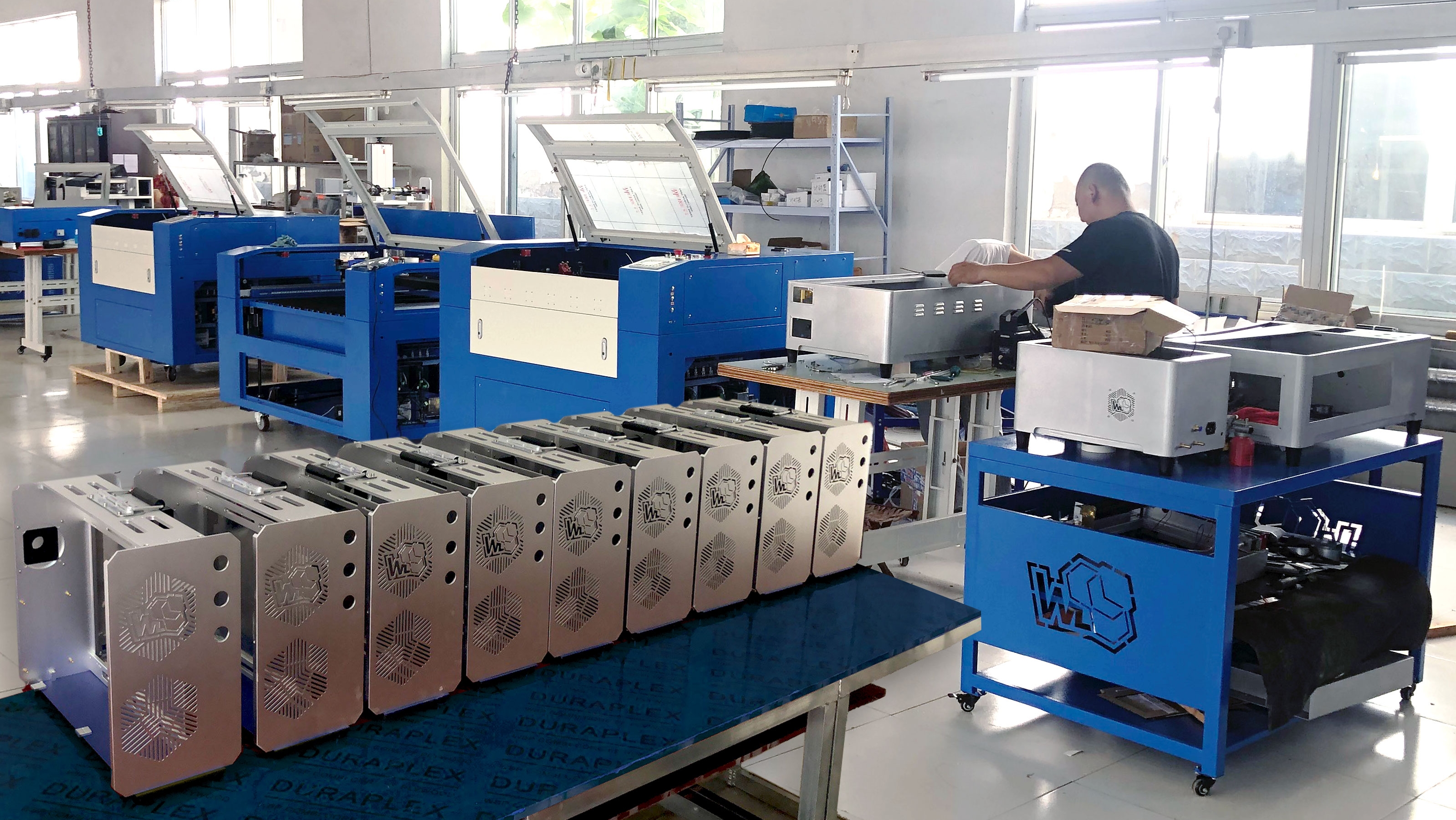 <p>Le macchine a marchio Worklinestore all’interno del capannone di Mondovì </p>